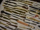 a lot of knives that are on a table