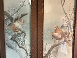 deux photos encadrées représentant des oiseaux perchés sur une branche d'arbre