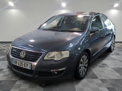 une photo d'une Volkswagen Passat grise garée dans un garage