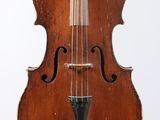 gros plan d'un violon avec un archet sur fond blanc