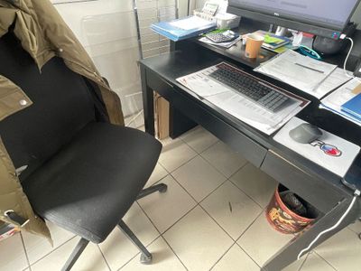 Un bureau droit stratifié noir un tiroir une chaise