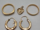 trois paires de bagues en or et une paire de boucles d'oreilles