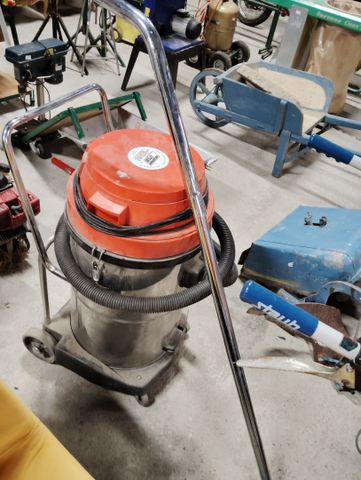 Aspirateur industriel. Fonctionne 