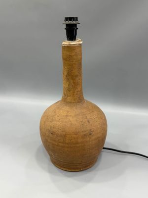 l'image d'une lampe posée sur une table
