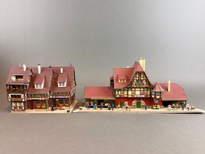 deux bâtiments miniatures posés sur une table