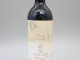gros plan d'une bouteille de vin sur une table