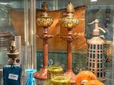 de nombreux vases en verre exposés dans une vitrine