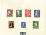 une photo d'une collection de timbres exposée