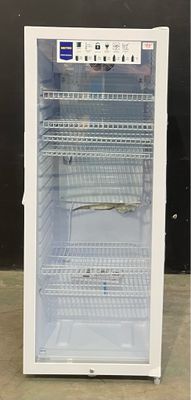 un réfrigérateur blanc dont la porte est ouverte au niveau du sol