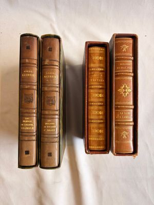 trois livres posés sur un drap blanc