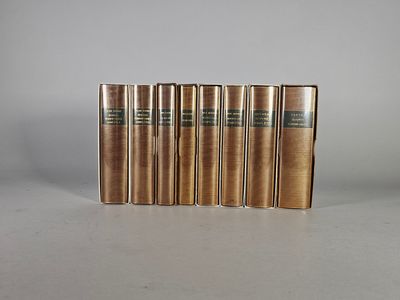 quatre livres sont alignés sur une table