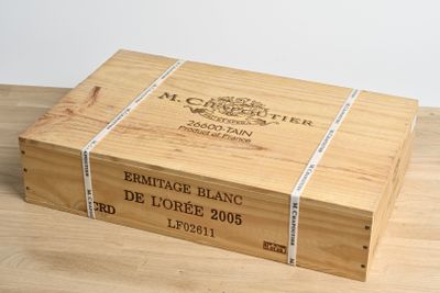 l'image d'une boîte en bois sur laquelle est apposée une étiquette