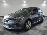 la voiture grise est garée dans le garage sur un sol en damier