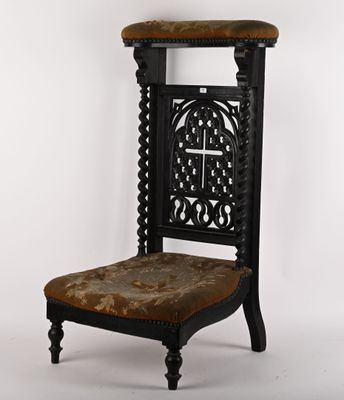 une vieille chaise en bois avec une assise marron et un coussin marron