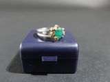une bague posée sur une boîte bleue