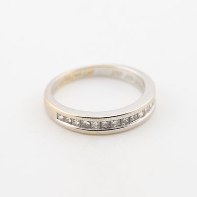 gros plan d'une bague en diamant sur une surface blanche