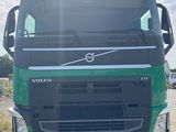 un camion vert garé sur le bord de la route