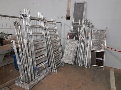 Eléments d'échafaudages divers comprenant : 12 échelles, pla… - Photo 1