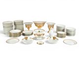 de nombreux types de plats et de tasses sur la table