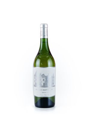une bouteille de vin posée sur une table