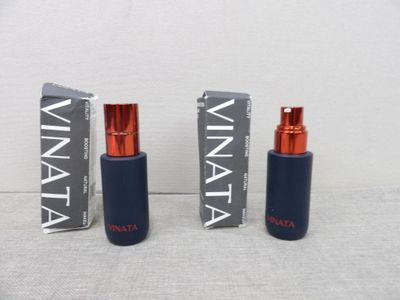 trois tubes de rouge à lèvres sont posés les uns à côté des autres sur une table