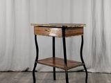 l'image d'une petite table avec un tiroir