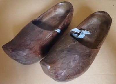 Paire de sabots en bois.
