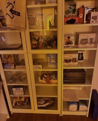 une grande armoire contenant de nombreux objets