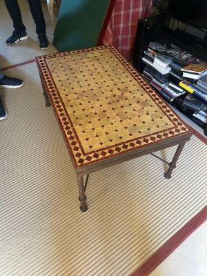une table basse ornée d'un motif