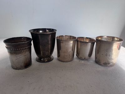 six coupes en argent sont alignées sur une table