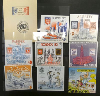 de nombreux types de timbres exposés dans une vitrine