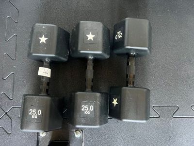 un gros plan d'un clavier d'ordinateur sur lequel figure une étoile