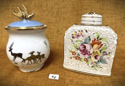 deux vases placés l'un à côté de l'autre sur une table