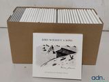 une boîte de livres posée sur une table à côté d'une autre boîte de livres