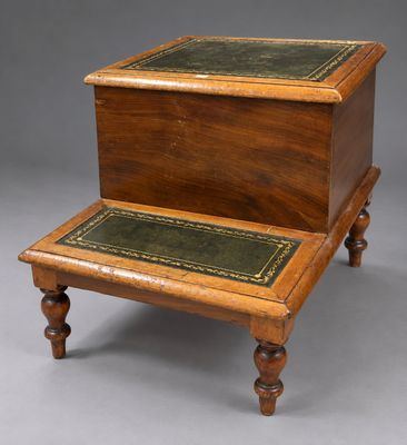 un tabouret ancien en bois avec une assise en cuir vert