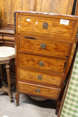 une petite commode en bois posée à côté d'une petite table