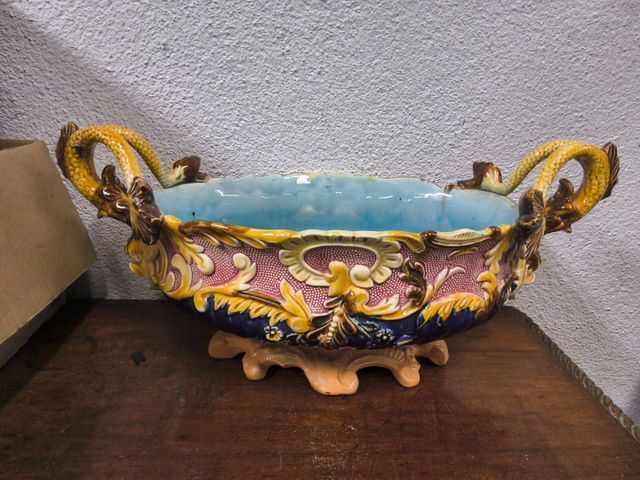 Jardinière en barbotine. Éclats