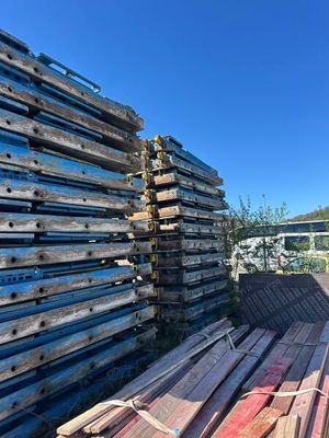 de nombreux tas de bois empilés les uns sur les autres