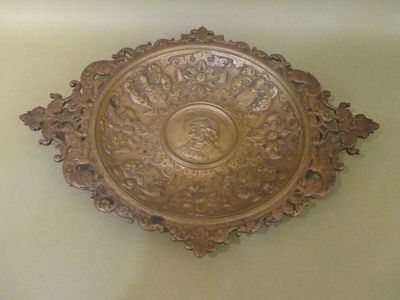 Coupe en laiton à décor central d'une femme casquée, 20e.