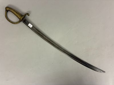 gros plan d'une épée sur une table à fond blanc