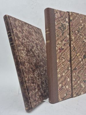deux livres posés côte à côte sur une table