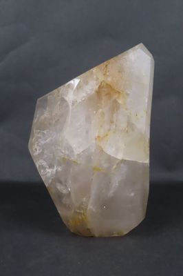 une grosse pierre de quartz blanche sur fond noir