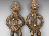 deux figurines en bronze représentant un homme et une femme
