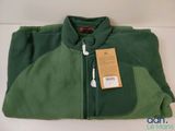 un gros plan sur une veste verte munie d'une étiquette