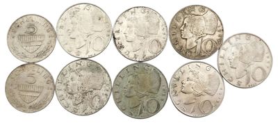gros plan d'un paquet de pièces de monnaie sur une surface blanche