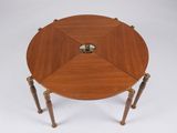 une image représentant une table en bois avec quatre pieds et un plateau circulaire