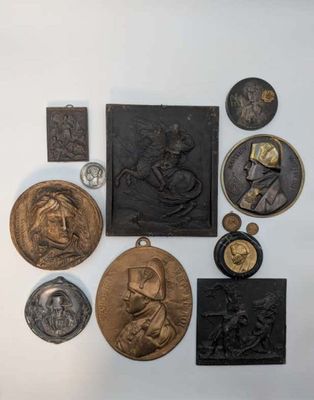 de nombreuses médailles accrochées au mur