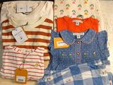 trois vêtements d'enfants sont disposés sur une surface en bois