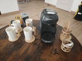 une cafetière et des tasses posées sur une table dans un salon