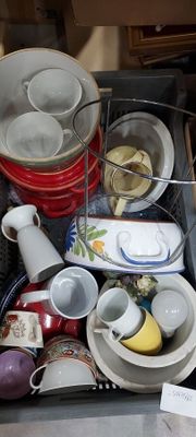 un plateau rempli d'assiettes et de tasses posé sur le plan de travail